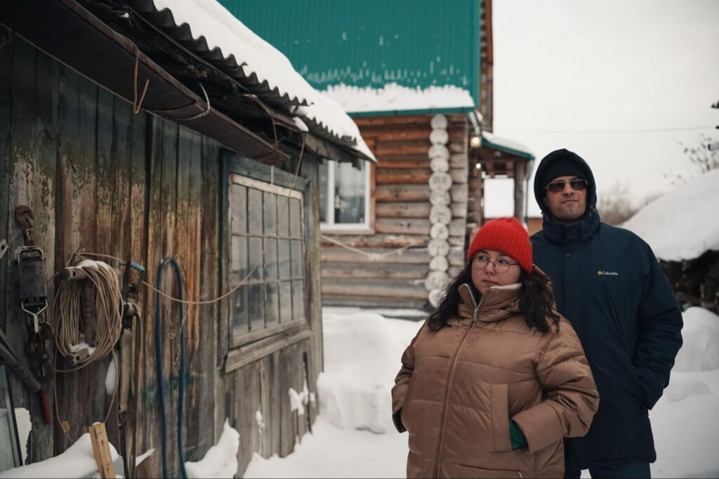 Марина Сафина и Илья Пахомов. На заднем плане — их дом. Фото: «Поле зрения»  