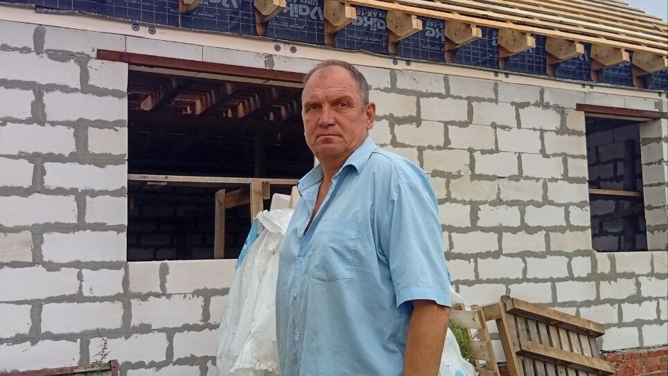 «Дядя Юра, такого не должно быть». Год назад погорелец из села Кумино попросил помочь со строительством дома