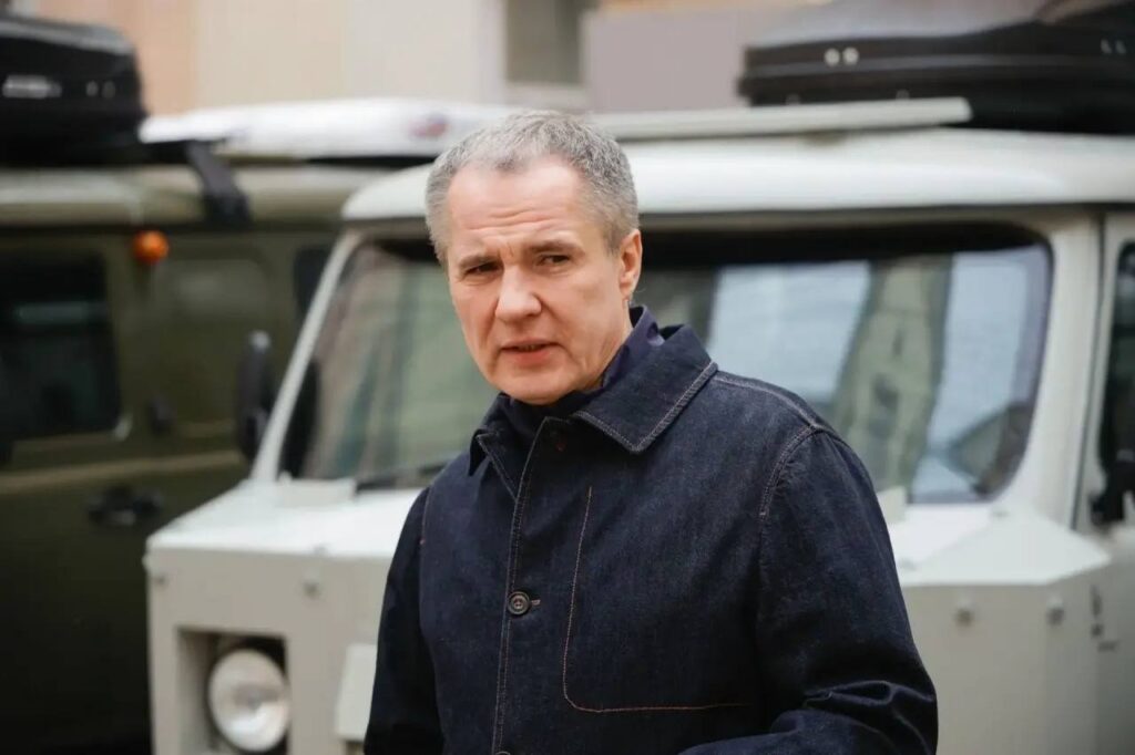 Вячеслав Гладков на фоне военной техники