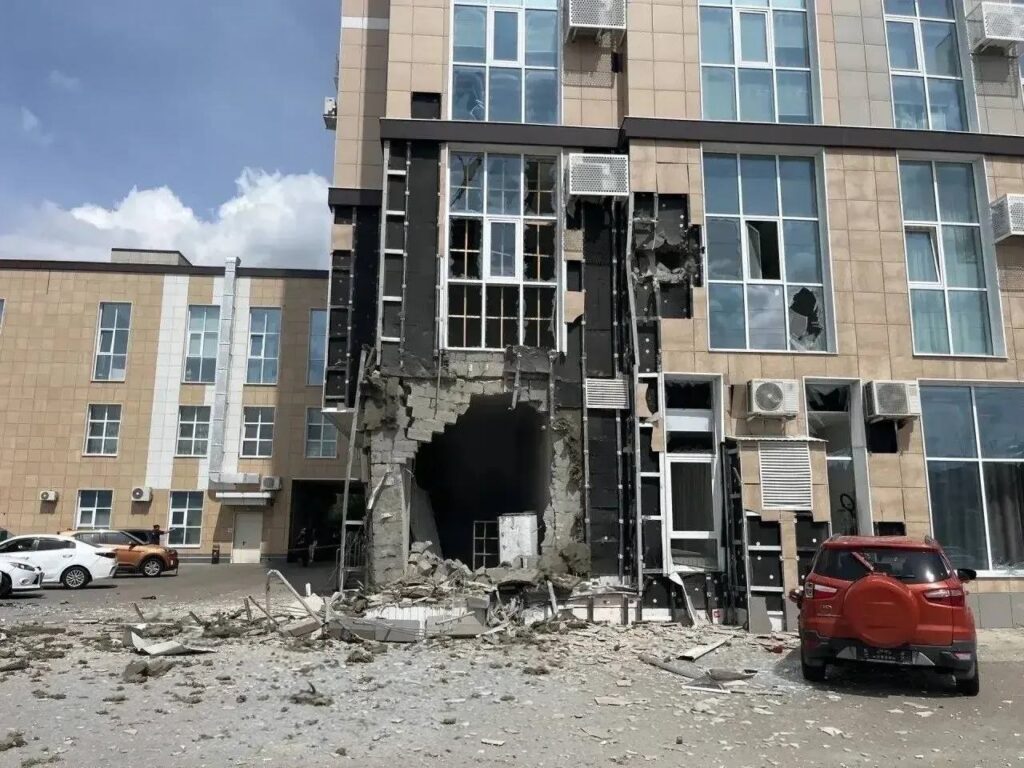 Дом в Белгороде, поврежденный беспилотником
