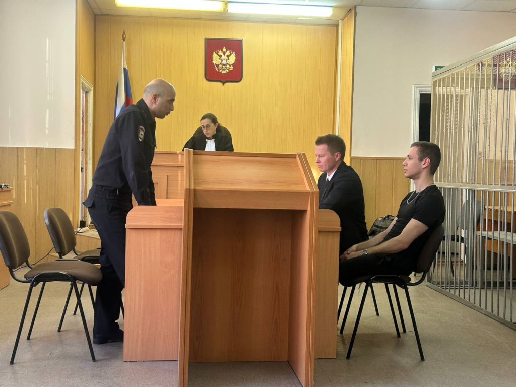 Судебное заседание по аресту. Женя — справа