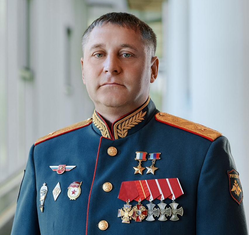 Александр Шуваев в парадной форме с наградами