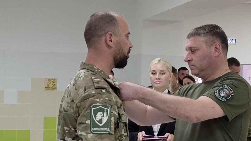 Шуваев награждает бойцов подразделения «БАРС-Белгород»