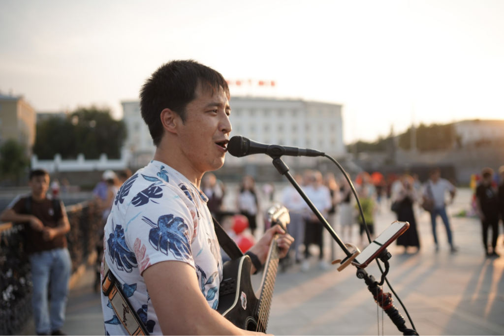 Бека во время выступления на Плотинке