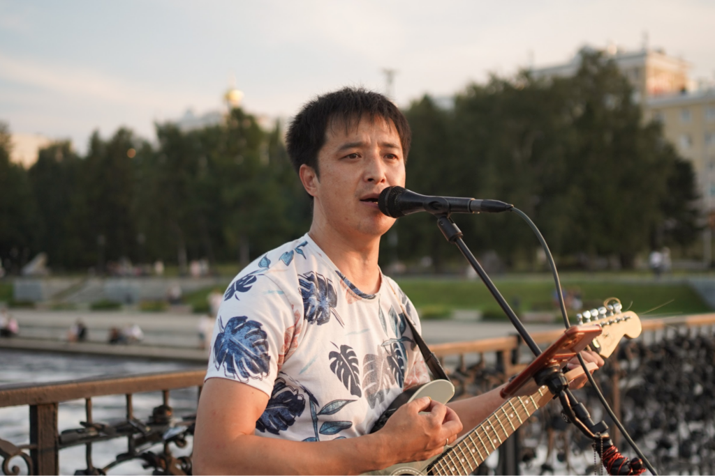 Бека во время выступления на Плотинке