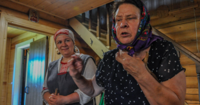 Анна и Елена отыгрывают сцену сватовства