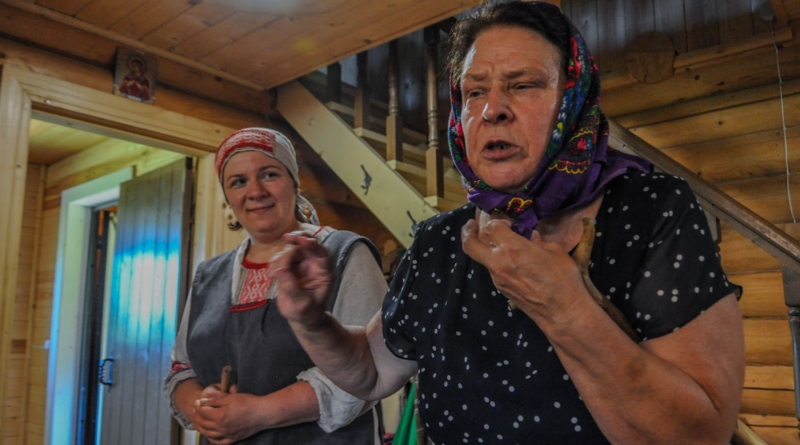 Анна и Елена отыгрывают сцену сватовства