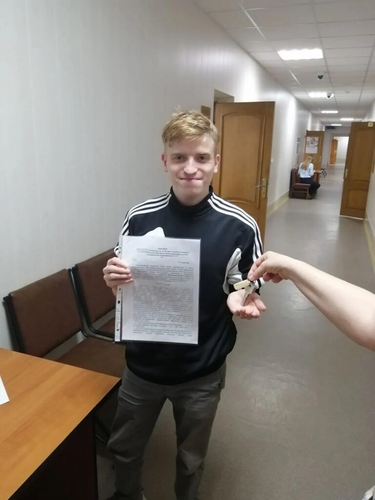 Паша с документами и ключами от квартиры